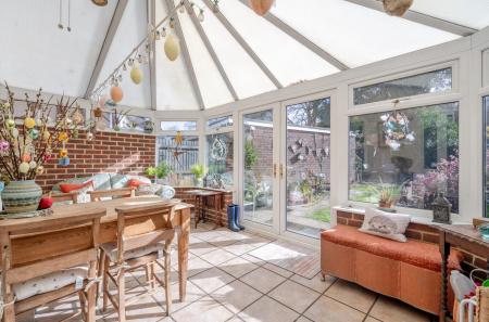 19 Charnwood Gardens (13).jpg