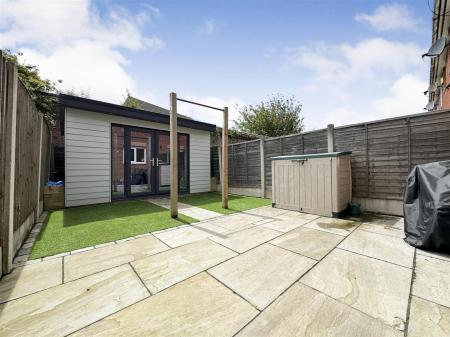 Rear garden to garden room