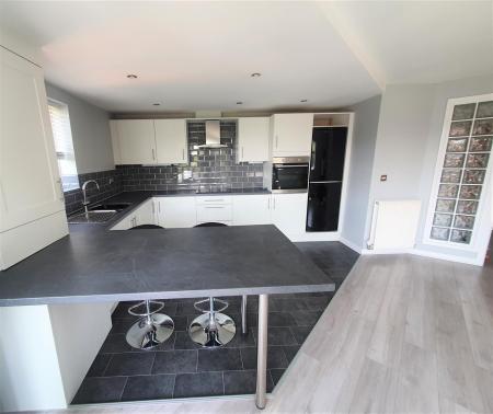 Kitchen / Lounge