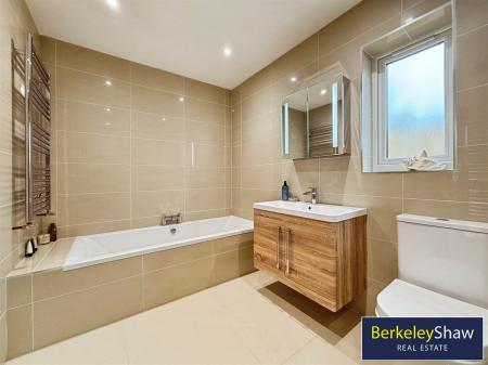 Ensuite Bathroom 1