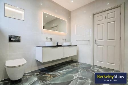 Ensuite Bed 1