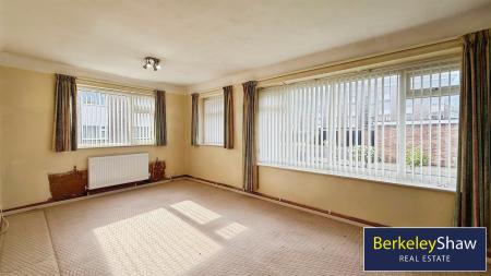 Living/dining room (2)