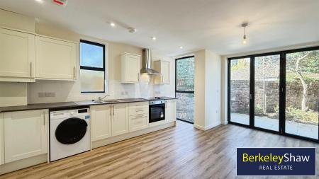 Kitchen diner/living area (2)