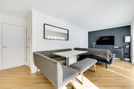 Lounge/Dining Area