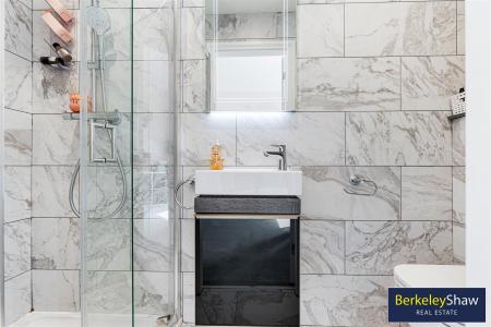 En-suite (Bedroom 1)