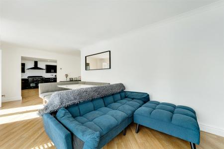 Lounge/Dining Area