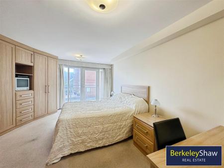 Master bedroom (2)