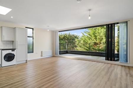 Kitchen diner/living area (2)