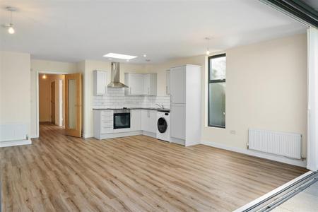 Kitchen diner/living area (3)