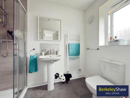 Ensuite (Bed 2)
