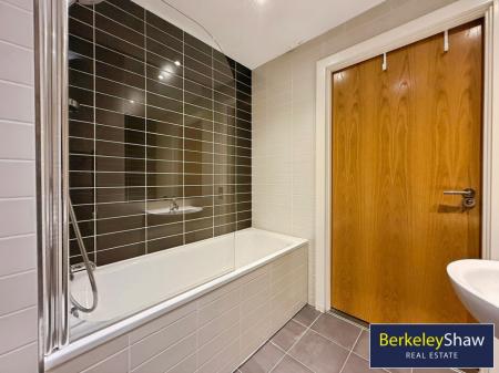 Bathroom (main)