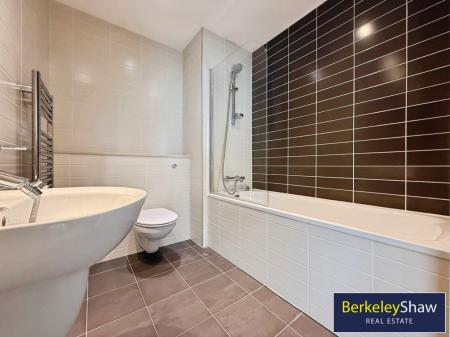 Bathroom (main)