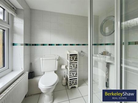 Ensuite (Bed 3)