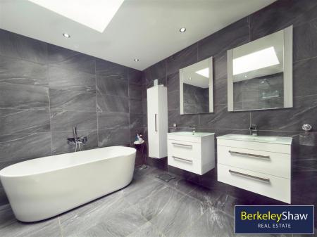 Ensuite (Bed 1)