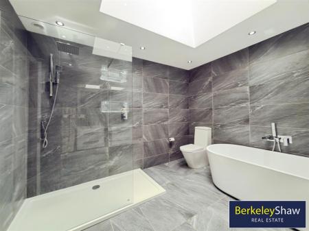 Ensuite (Bed 1)