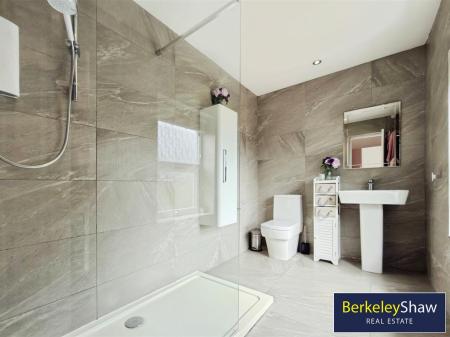 Ensuite (Bed 2)