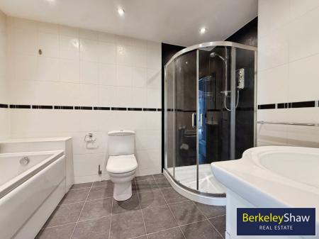 Bathroom 1 (Main)