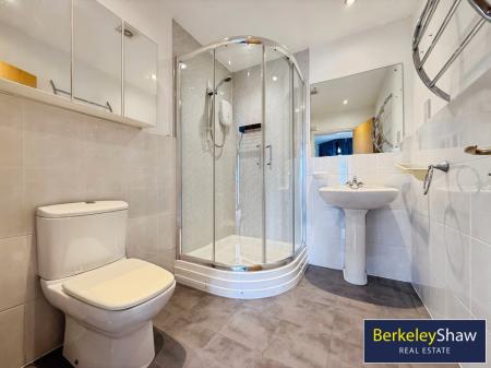 Bathroom 2 (En Suite)