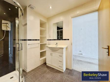 Bathroom 1 (Main)