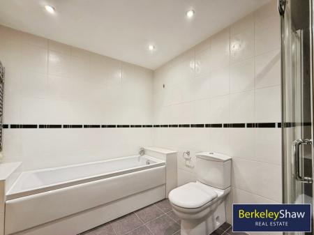 Bathroom 1 (Main)