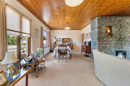 Sitting room/dining room