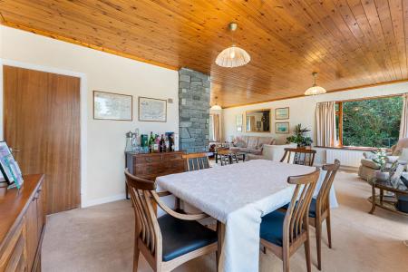 Sitting room/dining room