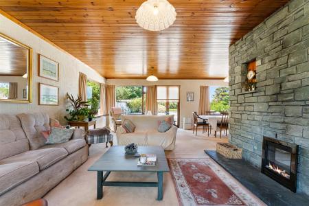 Sitting room/dining room