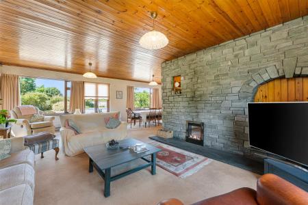 Sitting room/dining room