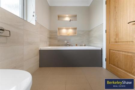 Bathroom 2 (2)