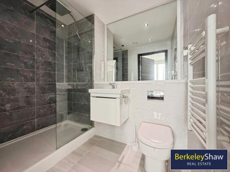 En Suite (Bedroom 1)