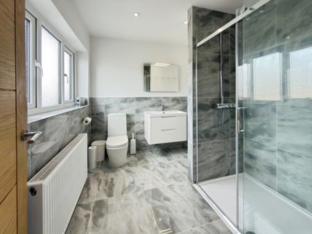 Ensuite Bed 1