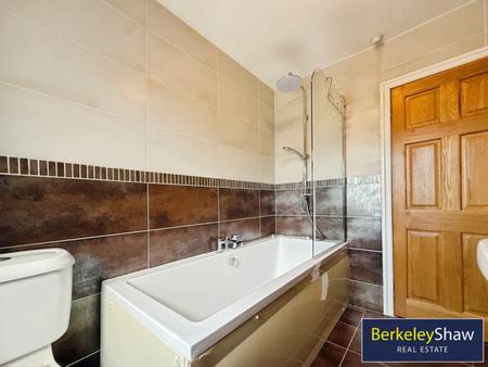 Bathroom (Main)