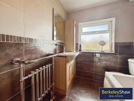 Bathroom (Main)