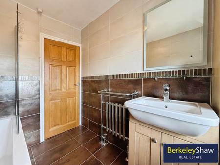 Bathroom (Main)