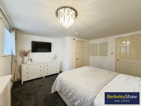 Bedroom 1 - En-suite