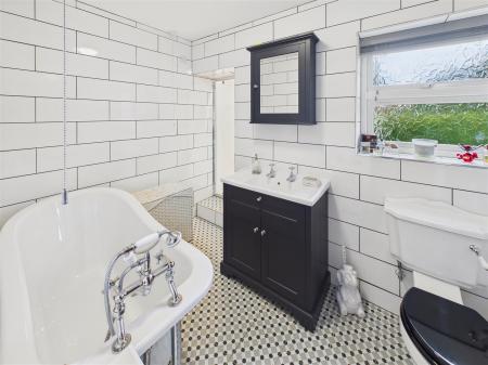 En-suite Bath/Shower Room