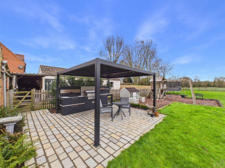 Outdoor Kitchen & BBQ