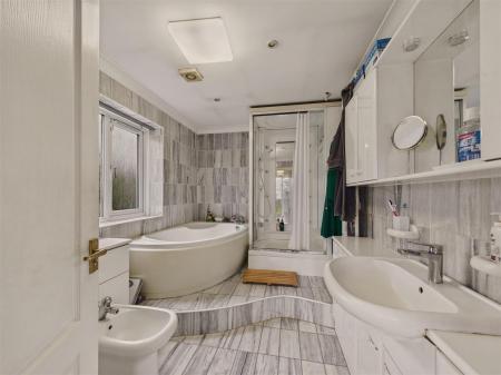 En-Suite Bathroom