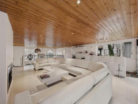 Galleried Living Room & Bar