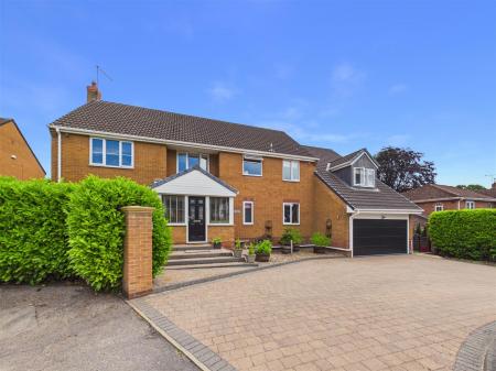 Larchmont Close - Main