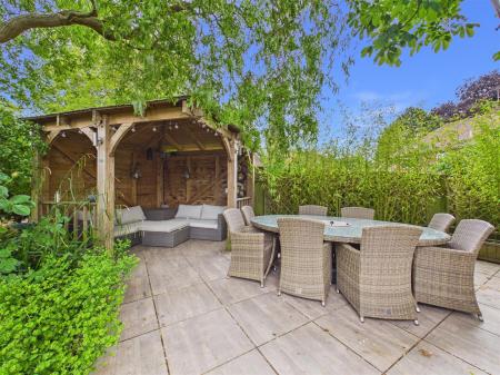 BBQ Area & Summerhouse & Pergola