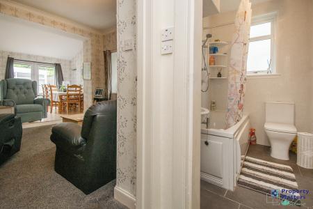 Bathroom/Lounge