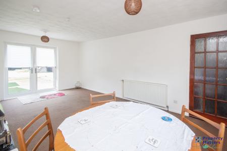 Lounge/Dining
