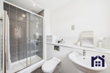 En suite bedroom one