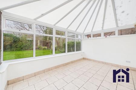 Spacious conservatory