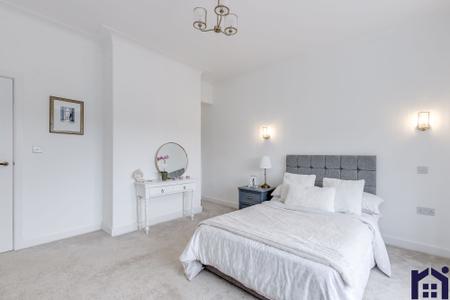 Principal bedroom