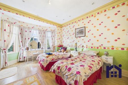 Principal bedroom
