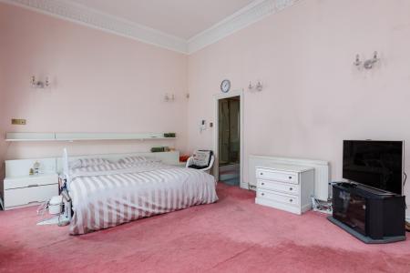 Master Bedroom (2)