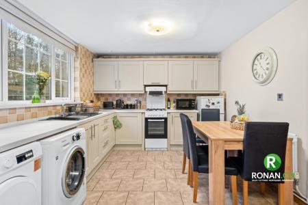 318 Lisnafin Park, Strabane BT82 9DN (10 of 20).jpg