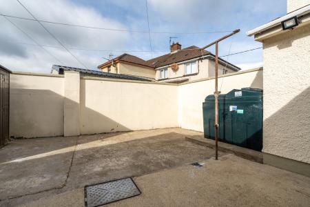 8 Pearse Gardens, Strabane, BT82 9AS-8.jpg